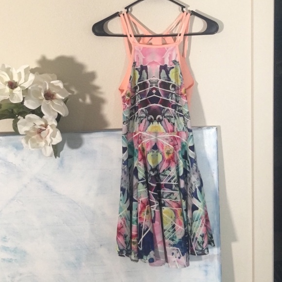 Beautiful dress - Picture 2 of 3